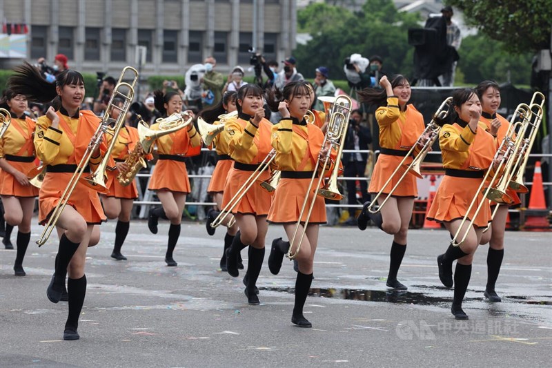 日本京都橘高校吹奏部受邀來台表演,展現青春活力。中央社記者趙世勳攝 111年10月10日