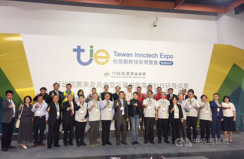 2022台灣創新技術博覽會13到15日在台北世貿展出，農委會14日舉行農業科技研發成果簽約授權儀式，總計授權20項技術。中央社記者楊淑閔攝  111年10月14日