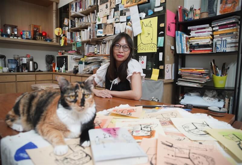 19歲從馬來西亞來台北念書的馬尼尼為,在這裡結婚生子、養貓、創作。她寫詩、寫散文、畫畫、教課,一回頭發現竟已在台北待超過20年,比家鄉還久。中央社記者裴禛攝 111年10月14日