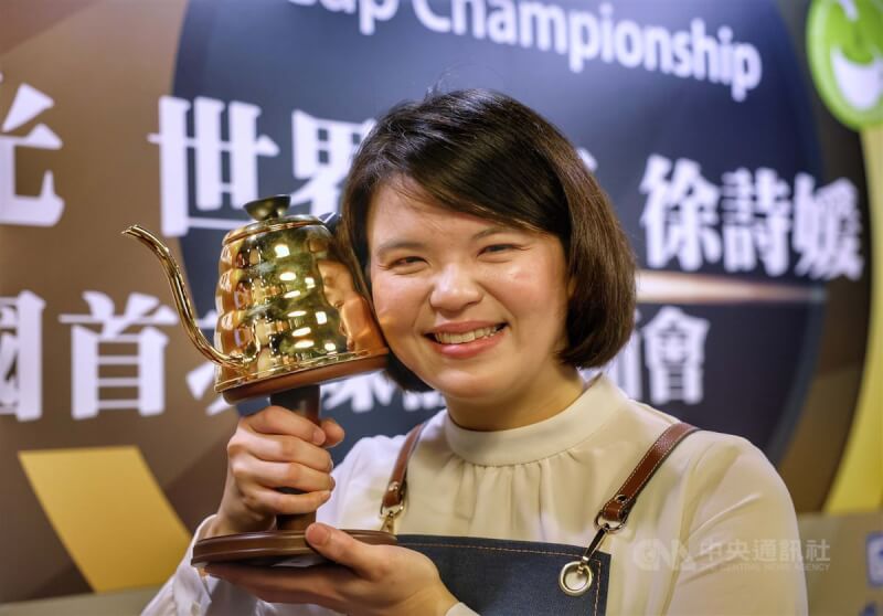 台灣咖啡師徐詩媛參加2022 WCE世界盃咖啡沖煮大賽獲得冠軍。中央社記者王飛華攝 111年10月14日
