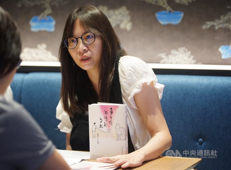 新書「多年後我憶起台北」是作家馬尼尼為想像未來有一天她離開了台北,隔著一段時空回望這座讓她歡喜讓她憂,讓她用作家身分活過一場的城市。中央社記者裴禛攝 111年10月14日