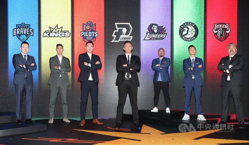 台灣職業籃球聯盟P. LEAGUE+ 新賽季11月5日將開打，14日在台北舉行開季記者會，台北富邦勇士領隊蔡承儒（左起）、新北國王總經理毛加恩、桃園領航猿總經理陳信安、聯盟執行長陳建州、新竹街口攻城獅總經理胡瓏智、福爾摩沙台新夢想家總經理韓駿鎧、高雄17直播鋼鐵人隊總經理高景炎出席合影。中央社記者張新偉攝 111年10月14日