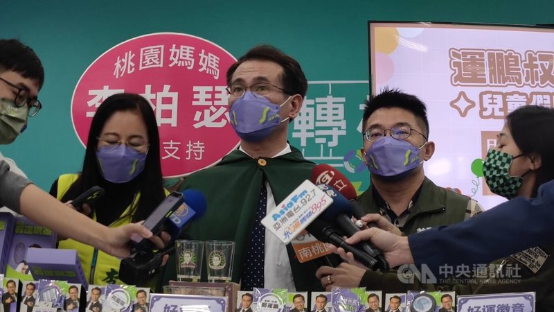 民進黨桃園市長參選人鄭運鵬(中)14日受訪時表示,國民黨桃園市長參選人張善政曾是中華民族致公黨最高顧問,應出面說明清楚。中央社記者葉臻攝  111年10月14日