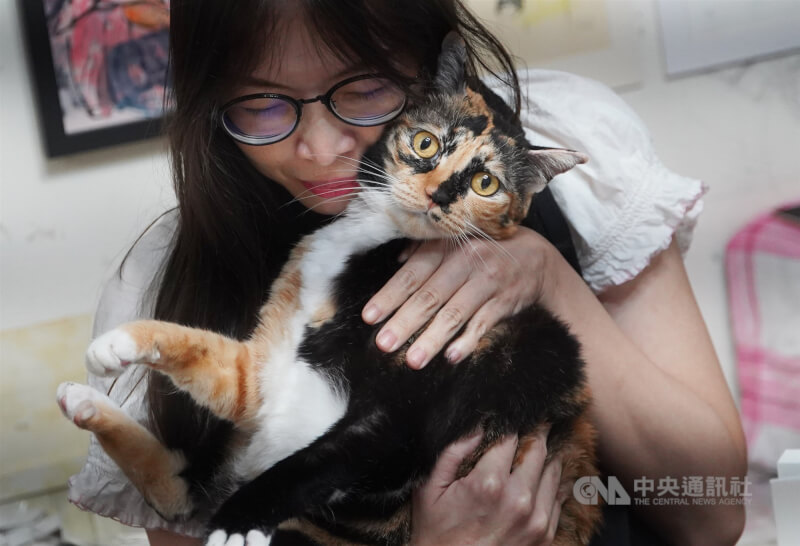 「我沒有頭腦去想」,這是專訪過程中,馬尼尼為重複最多的一句話。驅動著她去創作的不是理性思考,而是從心裡冒上來的一個接一個的、滿滿的情緒,她知道這些東西不好賣,也不是故作清高選擇小眾的、難賣的路線,而是「這就是我的創作,我沒辦法控制」。中央社記者裴禛攝 111年10月14日