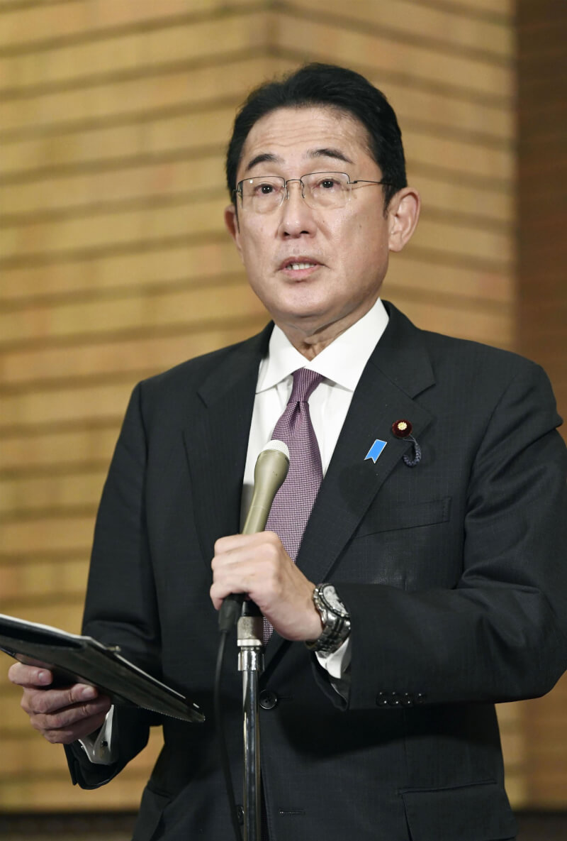 日本已近10年未更新國安戰略，首相岸田文雄表示，年底前將全面檢視日本防衛能力。圖為岸田文雄11日晚間在東京首相官邸發表談話。（共同社）