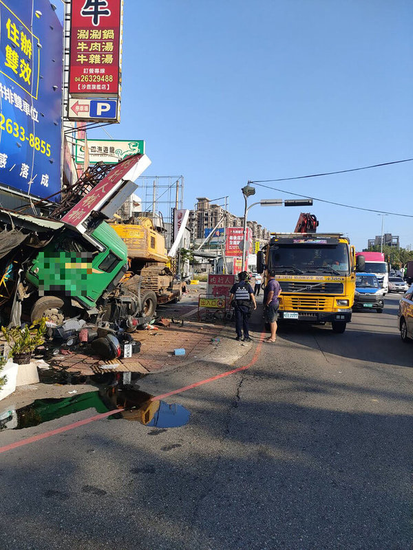 一輛載運大型怪手的拖板車14日行經台中市向上路6段長下坡路段時，疑因煞車失靈，一路撞上多輛汽、機車等，最後撞上路旁檳榔攤才停下。（民眾提供）中央社記者趙麗妍傳真  111年10月14日