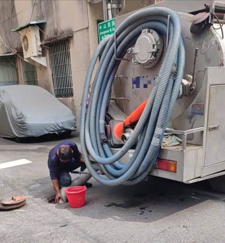 高雄市環保局近期獲報有槽車偷倒水肥，經派員跟監，14日當場逮捕現行犯、查扣涉案車輛，並依廢棄物清理法規定移送法辦。（高雄市環保局提供）中央社記者洪學廣傳真  111年10月14日