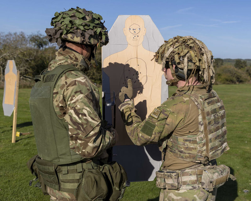 英國7月起在自家境內啟動烏克蘭志願兵訓練計畫，目標為每120天訓練1萬名戰士，近日更加碼至訓練1萬9000名戰士。圖為烏克蘭志願兵大量演練實彈射擊。（英國國防部提供）中央社記者陳韻聿倫敦傳真  111年10月14日