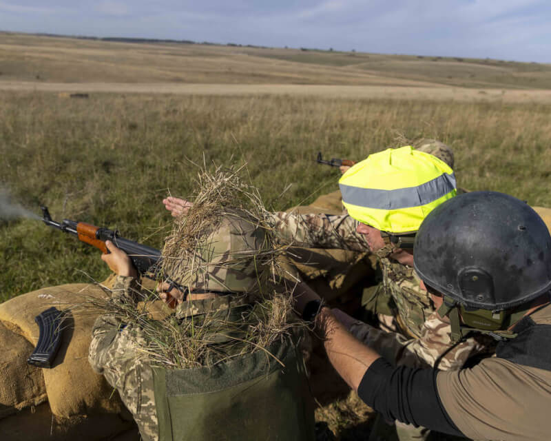 英國去年在境內啟動烏克蘭志願兵訓練計畫，加拿大、紐西蘭等盟友加入，陸續表達參與意願的還有丹麥、芬蘭、瑞典、挪威、荷蘭、拉脫維亞等。（英國國防部提供）