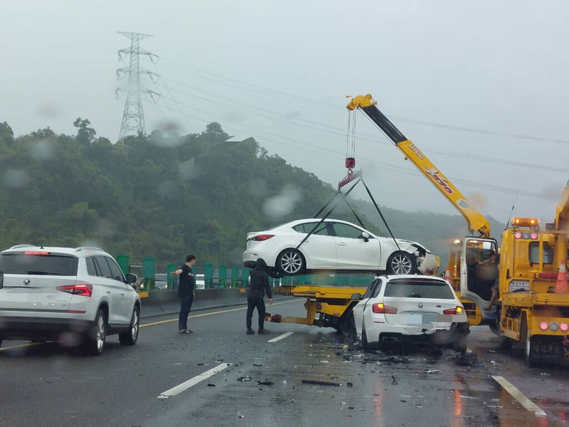 國道3號北上82.2公里處15日發生多車追撞事故，警消獲報後已到場救援，不排除是天雨路滑加上車多釀意外。（警方提供）中央社記者郭宣彣傳真  111年10月15日