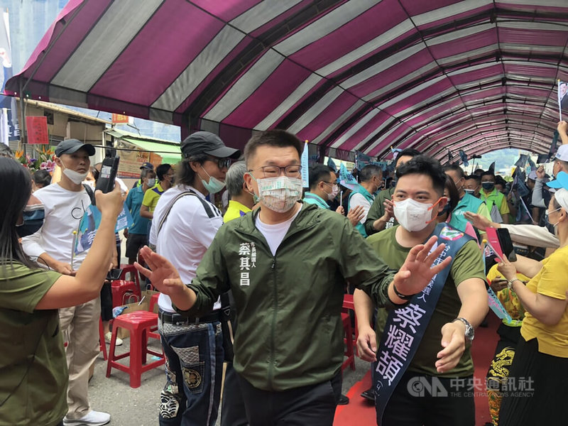 民進黨台中市長參選人蔡其昌（中）15日出席同黨市議員參選人蔡耀頡（右）聯合競選總部成立大會，進場時受到支持者歡迎。中央社記者趙麗妍攝  111年10月15日