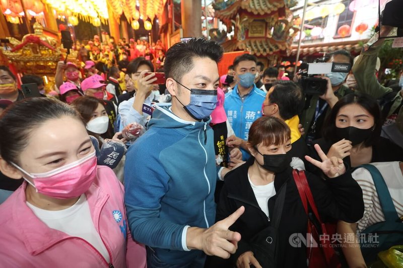 國民黨台北市長參選人蔣萬安（前左2）15日上午出席葫蘆寺「九聖齊臨 水陸除瘟遶境起駕大典」，與信眾合影留念。中央社記者吳家昇攝 111年10月15日