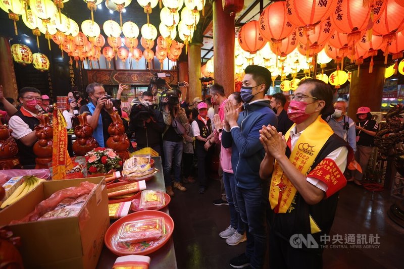 國民黨台北市長參選人蔣萬安（前右2）15日上午前往台北葫蘆寺，出席「九聖齊臨 水陸除瘟遶境起駕大典」，並至廟內參香，向神靈虔誠祝禱。中央社記者吳家昇攝 111年10月15日