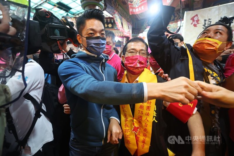 台北葫蘆寺15日上午舉行「九聖齊臨 水陸除瘟遶境起駕大典」，國民黨台北市長參選人蔣萬安（前左）出席，與信眾握手致意。中央社記者吳家昇攝 111年10月15日