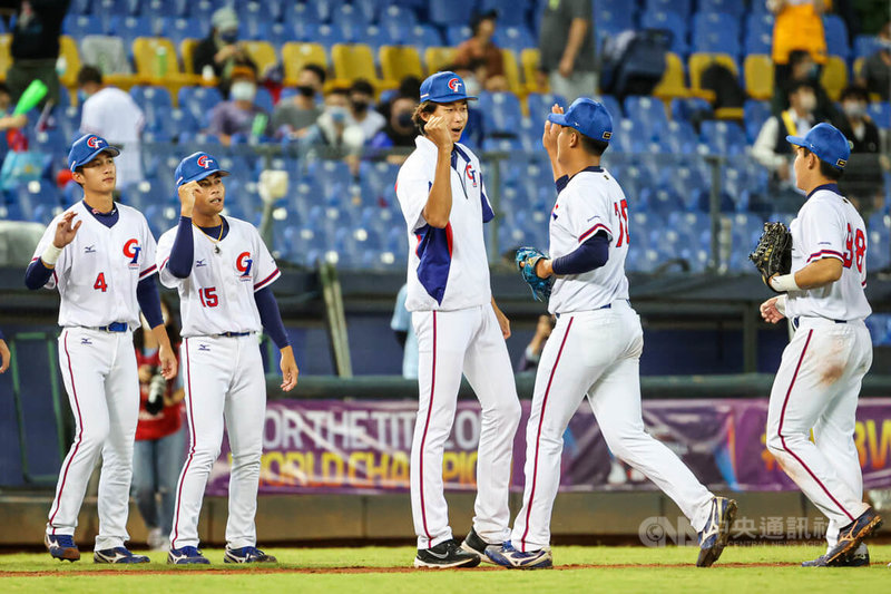 U23世界盃棒球賽台灣隊預賽拿下2連勝，16日與日本隊交手，將派出身高203公分的巨投林振瑋（中）先發，林振瑋首場國際賽先發希望穩定發揮、投出身價。中央社記者鄭清元攝 111年10月15日