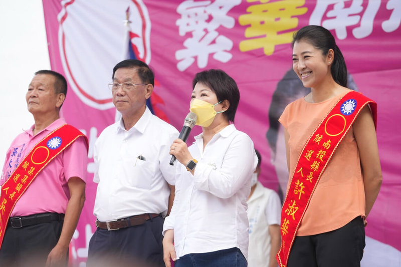 國民黨南投縣長參選人許淑華（右1）暨集集鎮長參選人吳大村（左1）聯合競選總部成立大會15日舉行，台中市長盧秀燕（右2）到場力挺。左2為南投縣長林明溱。（許淑華競選總部提供）中央社記者吳哲豪傳真  111年10月15日