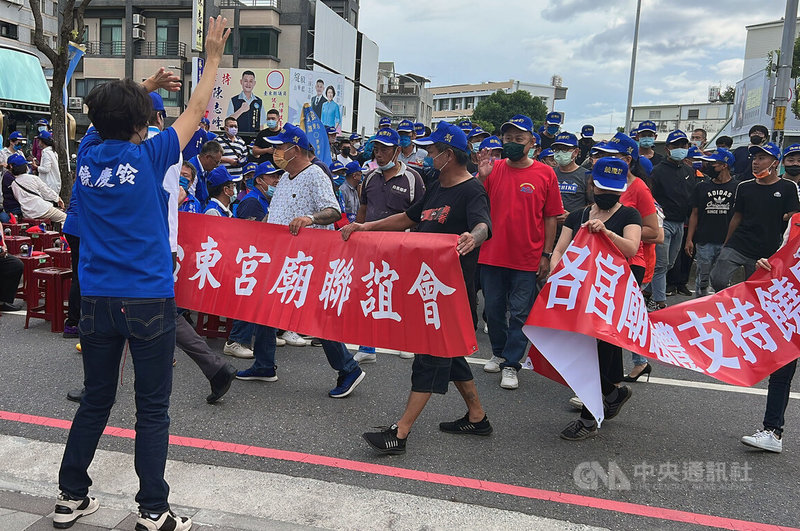 國民黨籍台東縣長饒慶鈴（前左）力拚連任，15日舉辦競選總部成立大會，現場湧入大批支持者，宮廟聯誼會成員進場時，饒慶鈴熱烈歡迎致意。中央社記者盧太城台東攝  111年10月15日