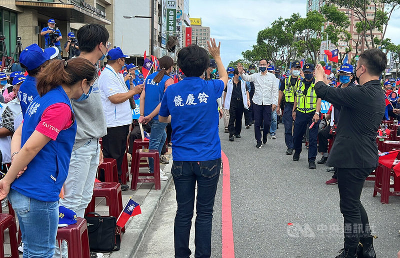 國民黨籍台東縣長饒慶鈴（前中背對者）15日舉辦競選總部成立大會，國民黨主席朱立倫（後中右白衣者）到場站台助選，饒慶鈴熱情迎接朱立倫進場。中央社記者盧太城台東攝  111年10月15日