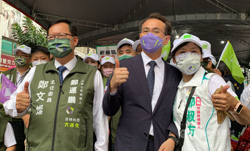 民進黨桃園市長參選人鄭運鵬（前右2）15日舉行南桃園競選總部成立大會，桃園市長鄭文燦（前左）與鄭運鵬一同進場，受到民眾熱烈歡迎。中央社記者葉臻攝  111年10月15日