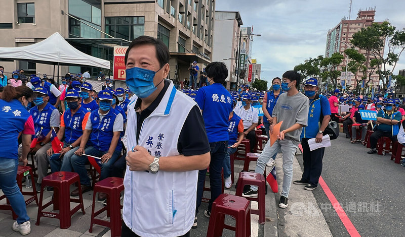 國民黨台東縣長參選人饒慶鈴15日舉辦競選總部成立大會，並由前台東縣長吳俊立（前中）擔任榮譽總顧問。中央社記者盧太城台東攝  111年10月15日