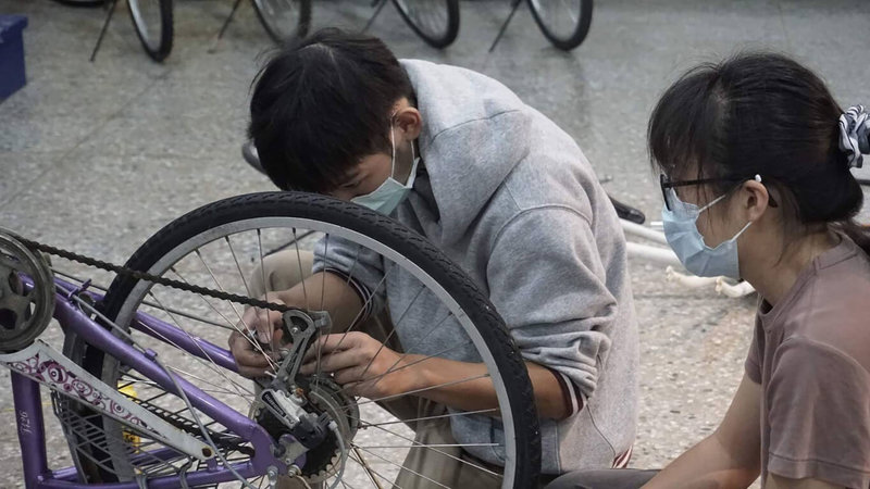清華大學每年都有無主腳踏車認領活動，讓原本可能淪為廢棄物的腳踏車有了再活用機會，而校內自行車社還能提供修理服務，學生只需負擔零件費，即可讓腳踏車恢復使用功能，讓舊自行車環保再利用。（清華大學自行車社提供）中央社記者郭宣彣傳真  111年10月15日