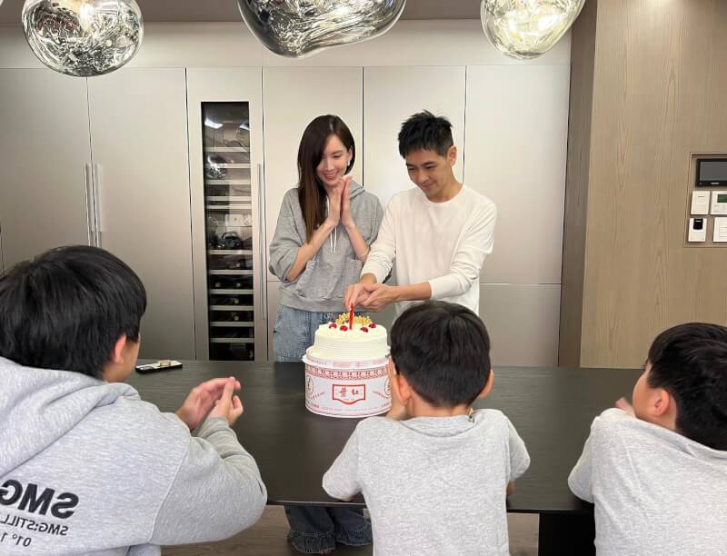 藝人林志穎（後右）15日度過48歲生日，在臉書貼出切蛋糕的全家福照片。（圖取自facebook.com/jimmylindreamer）