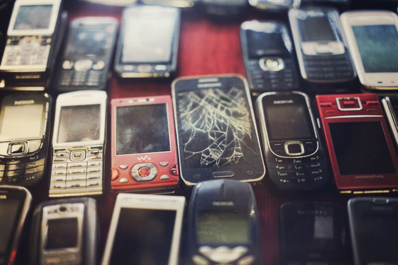 今年全球大約160億支手機中，預計有超過50億支被丟棄或束之高閣。（圖取自Pixabay圖庫）