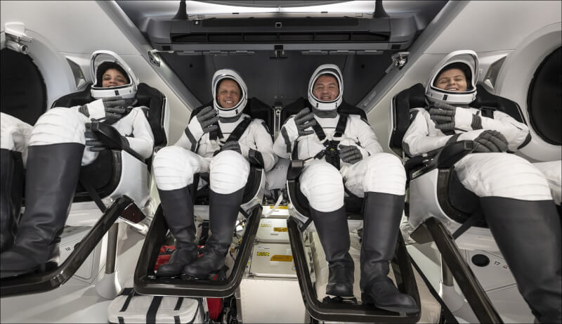 這批自國際太空站返航的Crew-4團隊成員包括3名美籍太空人林琪兒（右2）、海恩茲（左2）、華金斯（左1）與義大利籍的克利斯托佛瑞提（右1）。（圖取自twitter.com/nasahqphoto）