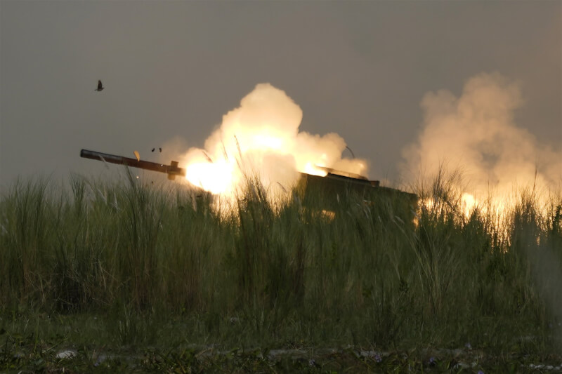 美國國務院與國防部14日宣布，美國將再向烏克蘭提供7億2500萬美元（新台幣233億1962萬元）的軍事援助，運送彈藥與軍事車輛。圖為13日美國在菲律賓北部年度作戰演習用HIMARS發射一枚飛彈。（美聯社）