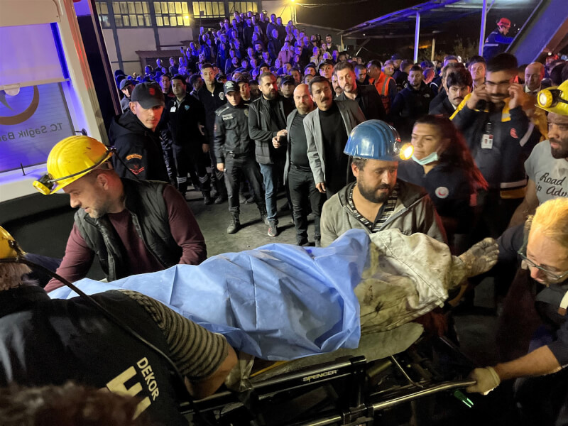 土耳其北部一處礦坑15日因甲烷爆炸導致崩塌。圖為救難人員將礦工抬上擔架。（法新社）