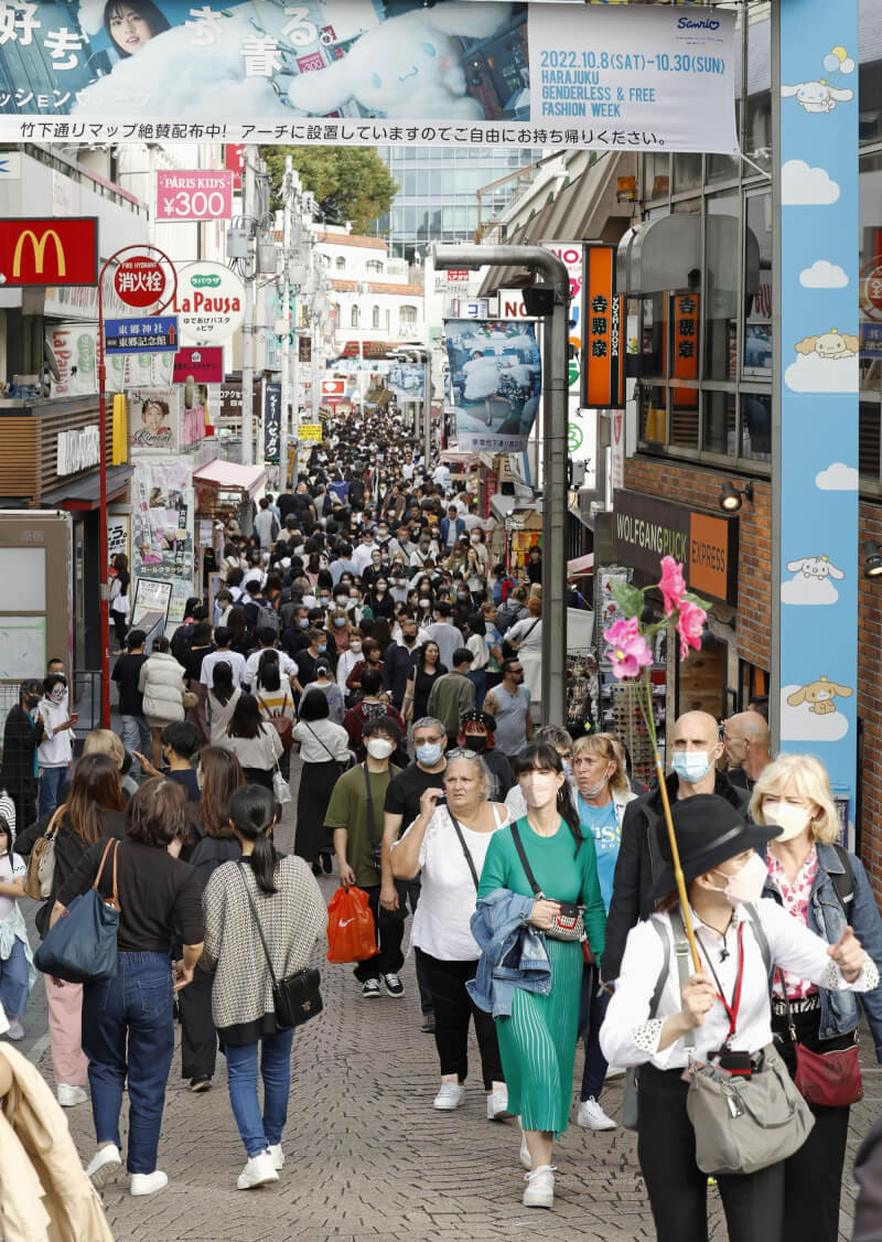 外國觀光客15日在東京原宿竹下通逛街。（共同社）