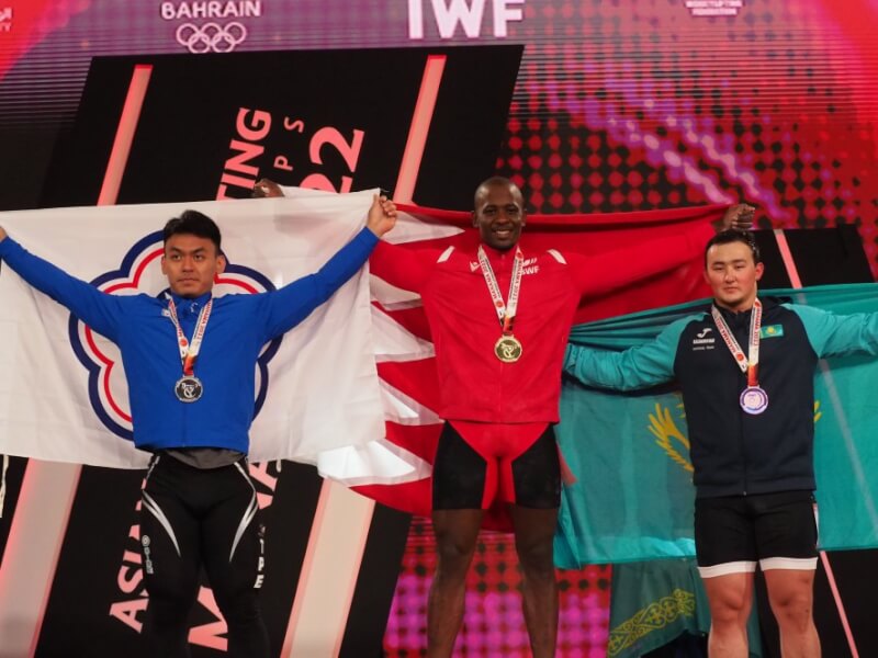 陳柏任（左）15日在亞洲舉重錦標賽男子96公斤級拿下抓舉、總和銀牌，挺舉銅牌。（圖取自亞洲舉重總會網頁awfederation.com）