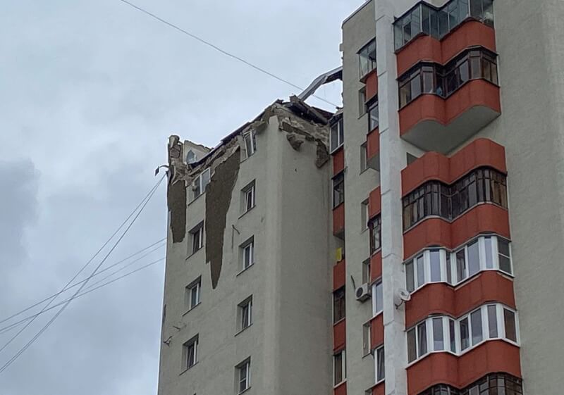 一枚火箭13日擊中貝爾哥羅德市一棟公寓頂樓，未造成傷亡，俄羅斯與烏克蘭互相指控是對方所為。（路透社）