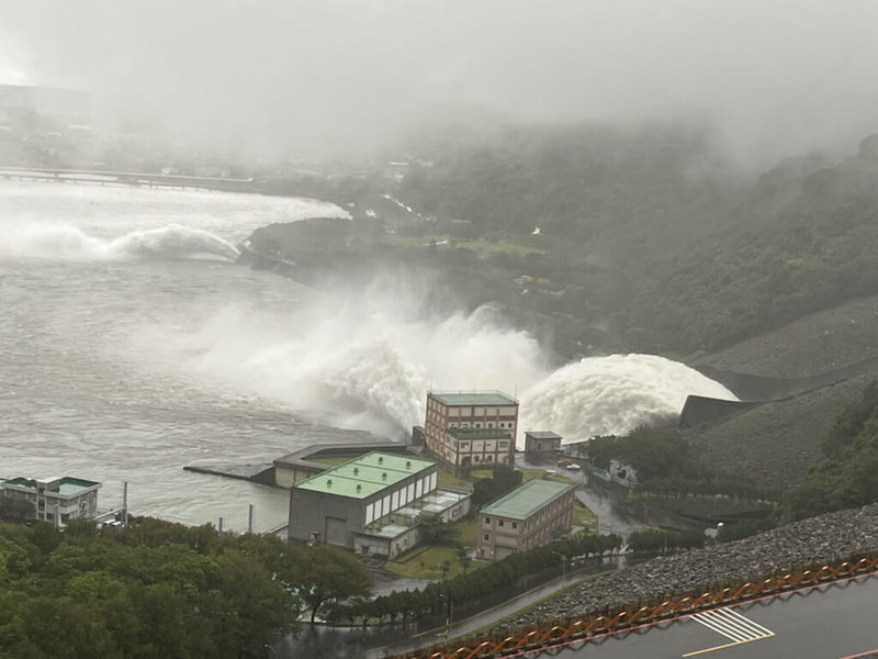 北區水資源局指出，石門水庫截至16日上午7時，累計降雨量達193毫米，已超過245公尺滿水位，為安全考量，上午7時30分開啓溢洪道洩洪。（北區水資源局提供）中央社記者吳睿騏桃園傳真 111年10月16日