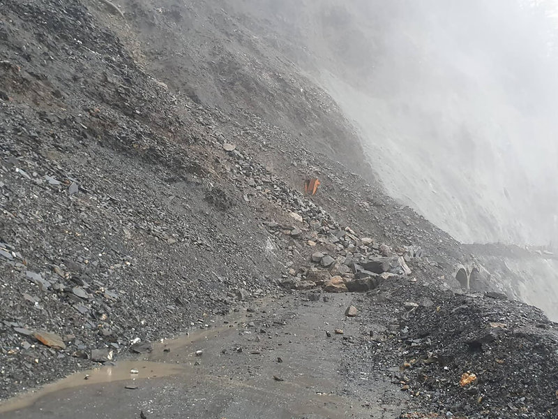 省道台8線中橫公路大禹嶺以東山區路段連日降雨，16日清晨117.4K關原災害搶修路段坍方、土石流，為兼顧用路人及搶修人員安全，暫時禁止通行。（第四區養護工程處太魯閣工務段提供）中央社記者李先鳳傳真  111年10月16日