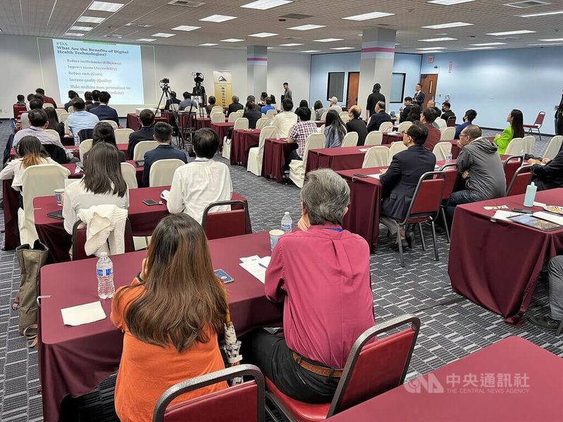 南加玉山協會主辦、國科會支持的「南加州台灣醫療技術研討會」15日、16日在仁愛醫療集團(AHMC Healthcare)會議廳舉行,以疫情後的精準健康、人工智慧與遠距醫療為三大主題。中央社記者林宏翰洛杉磯攝 111年10月16日