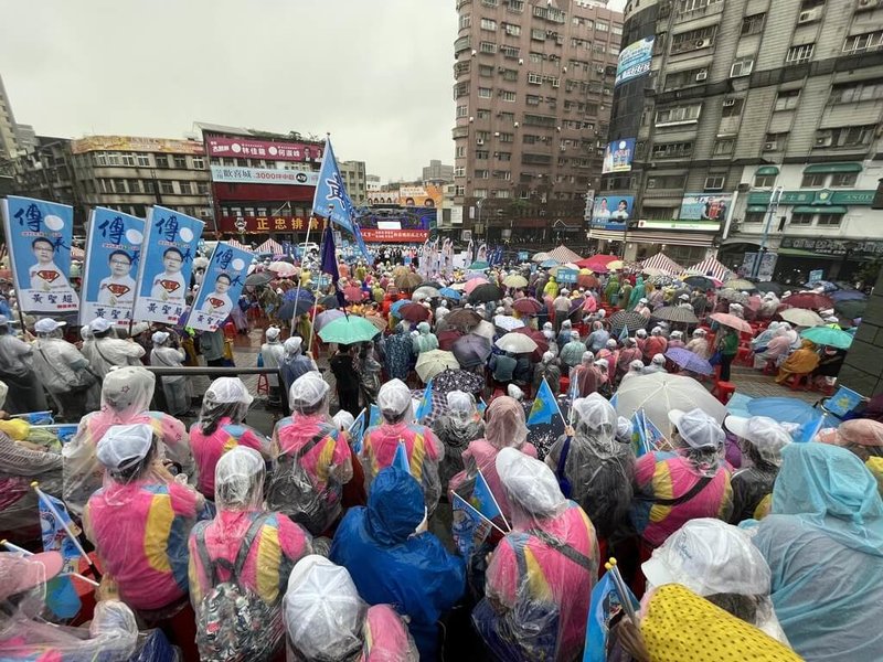 尋求連任的新北市長侯友宜16日上午在新莊體育館旁廣場造勢，侯友宜陣營估現場有5000人參與。（侯友宜選舉辦公室提供）中央社記者高華謙傳真  111年10月16日