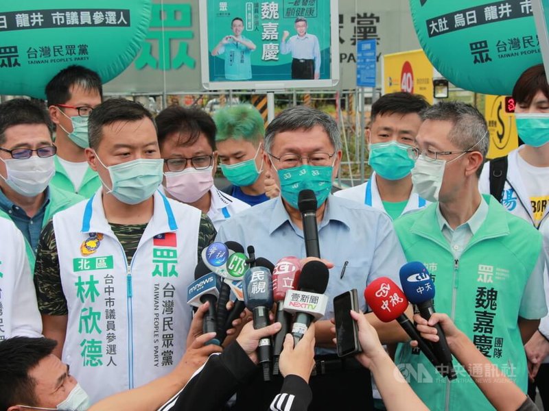 台北市16日降下豪大雨，民眾黨主席、台北市長柯文哲（前中）到台中輔選遭批，他表示，比較健全的政府，不管長官在哪裡，所有底下人員都能夠按照SOP自動自發進行，這才是比較文明國家的做法。中央社記者蘇木春攝 111年10月16日