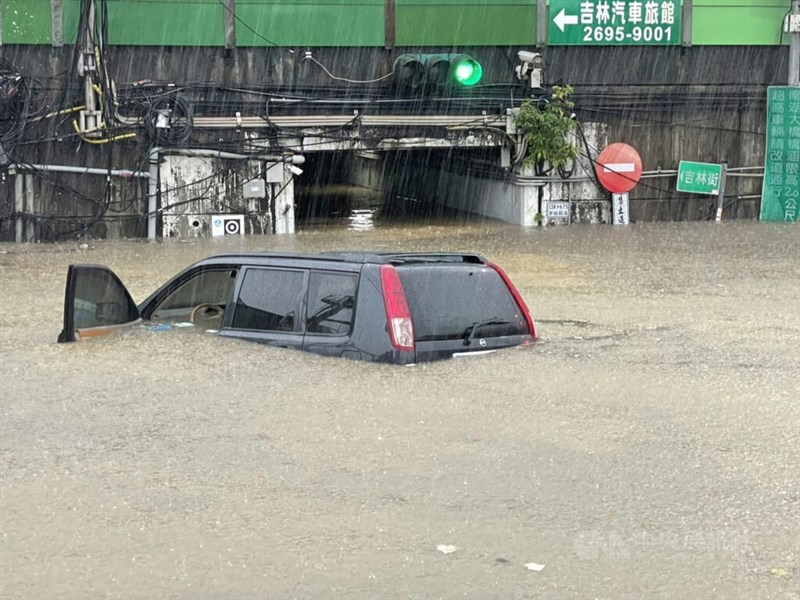 新北市汐止區16日降下傾盆大雨，1輛車行經南陽街一處高速公路涵洞積水處時拋錨故障，隨水越淹越高，車上2人自行脫困，不過車輛留在原地，險遭滅頂。（翻攝照片）中央社記者高華謙傳真 111年10月16日