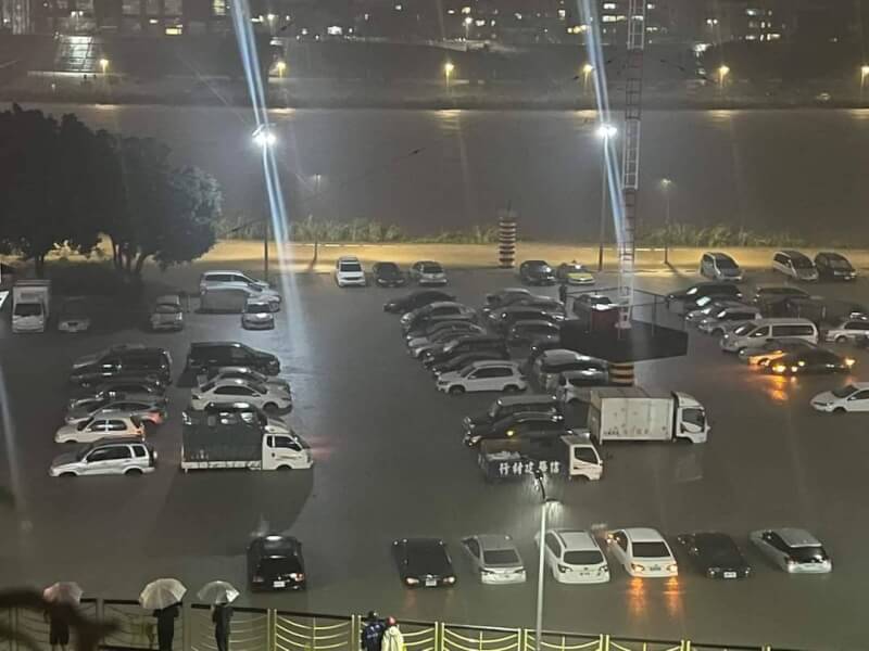 日前颱風尼莎帶來豪雨導致許多車輛泡水，北市府14日宣布將發放慰助金。圖為當時基隆河畔百齡橋下一處停車場有多車泡水。（圖取自facebook.com/new.reporter）