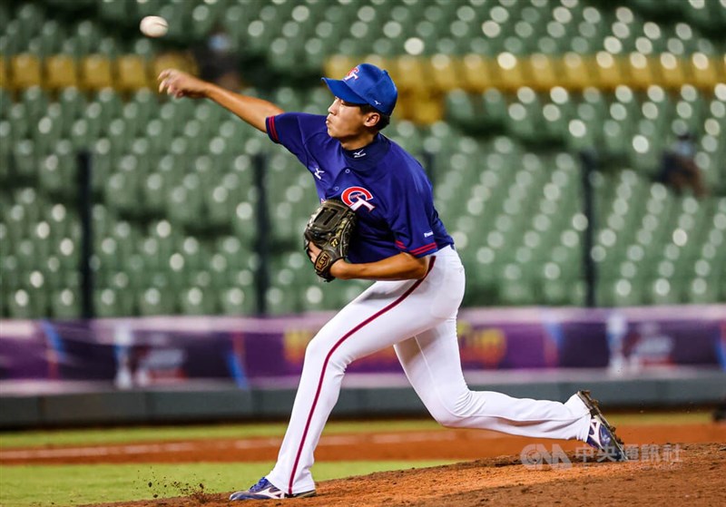 U23世界盃棒球賽預賽,台灣隊16日晚間迎戰日本隊,台灣隊在4局下換莊昕諺登板中繼,投2局無失分。中央社記者鄭清元攝 111年10月16日