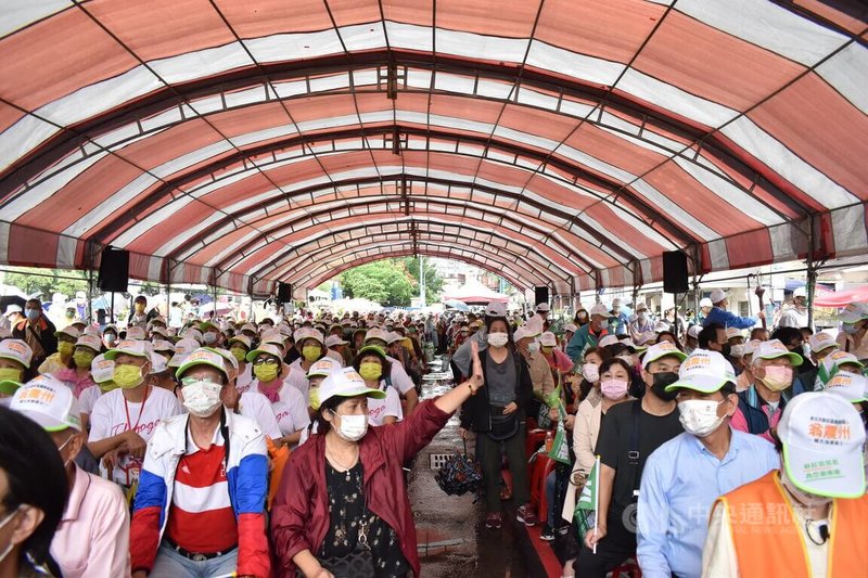 民進黨新北市長參選人林佳龍16日新莊棒球場旁舉辦造勢活動，儘管上午下大雨，許多民眾仍冒雨到場力挺，現場「凍蒜」聲不斷。中央社記者高華謙攝  111年10月16日