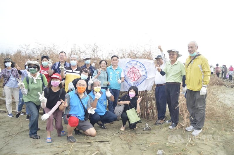 嘉義縣布袋好美里沙灘因氣候變遷、堤防興建等因素,導致沙灘快速流失,連續7年台灣基督長老教會嘉義中會與地方民眾合作復育沙灘,16日數百名志工進行圍籬定沙。中央社記者蔡智明攝 111年10月16日