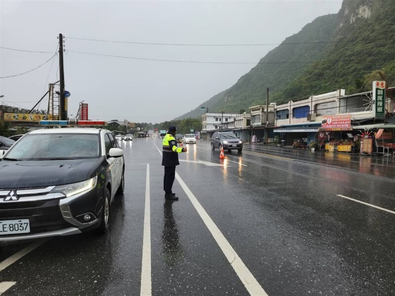 圖為蘇花路廊北返路段9月11日花蓮新城警分局員警在易壅塞路段疏導交通。（花蓮縣警察局提供）