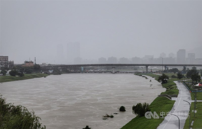 圖為16日輕颱尼莎為北北基桃、宜花等地區帶來豪雨。台北市基隆河水位明顯上漲。中央社記者王飛華攝 111年10月16日