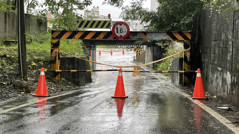 受颱風尼莎外圍環流及東北季風共伴效應影響，花蓮縣雨勢不斷，導致花蓮市德安六街涵洞等多處道路積水，已封鎖禁止人車通行。（民眾提供）中央社記者李先鳳傳真 111年10月16日