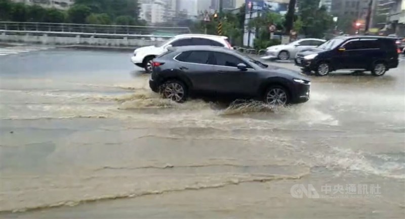 颱風尼莎外圍環流影響，新北市汐止區16日降下大豪雨，造成新台五路一段與南興路口大規模積水，路面標線都快看不清楚，車輛行經濺起陣陣水花。（翻攝照片）中央社記者高華謙傳真 111年10月16日