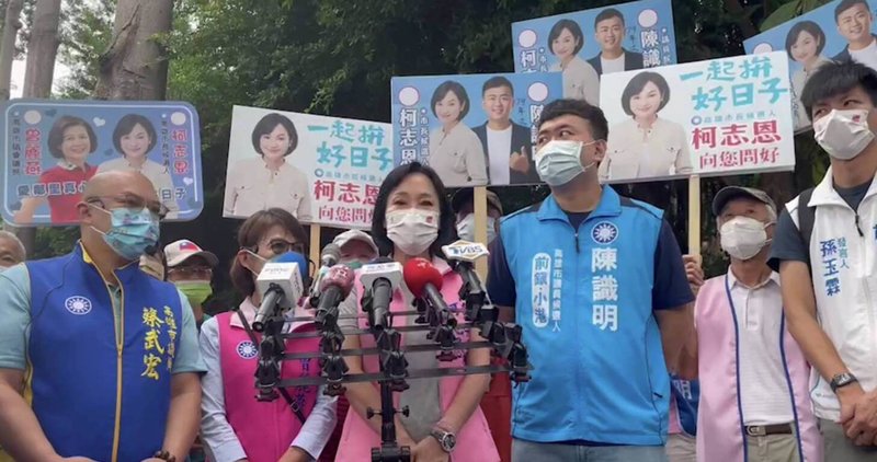 國民黨高雄市長參選人柯志恩(中)16日一早到市場掃街拜票,被問及高雄市長陳其邁後援會長日前喊出要讓陳其邁得票破百萬,柯志恩表示,大家各自喊口號,但11月26日就知道結果了。(柯志恩競選辦公室提供)中央社記者曾以寧傳真 111年10月16日