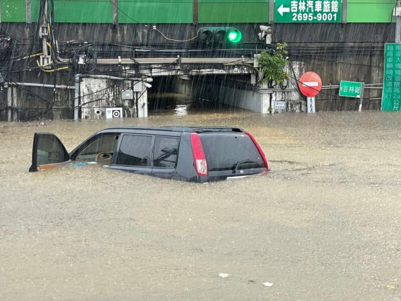 受颱風尼莎影響，新北市汐止區達淹水一級警戒，南陽街一處高速公路涵洞積水高度達1.2公尺，行經車輛險遭滅頂。（翻攝照片）中央社記者高華謙傳真 111年10月16日