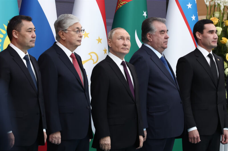 圖為獨立國協高峰會與會元首（左起）吉爾吉斯總統賈帕洛夫、哈薩克總統托卡葉夫、俄羅斯總統蒲亭、塔吉克總統拉赫蒙與土庫曼總統塞達爾。（Valery Sharifulin, Sputnik, Kremlin Pool Photo via 美聯社）